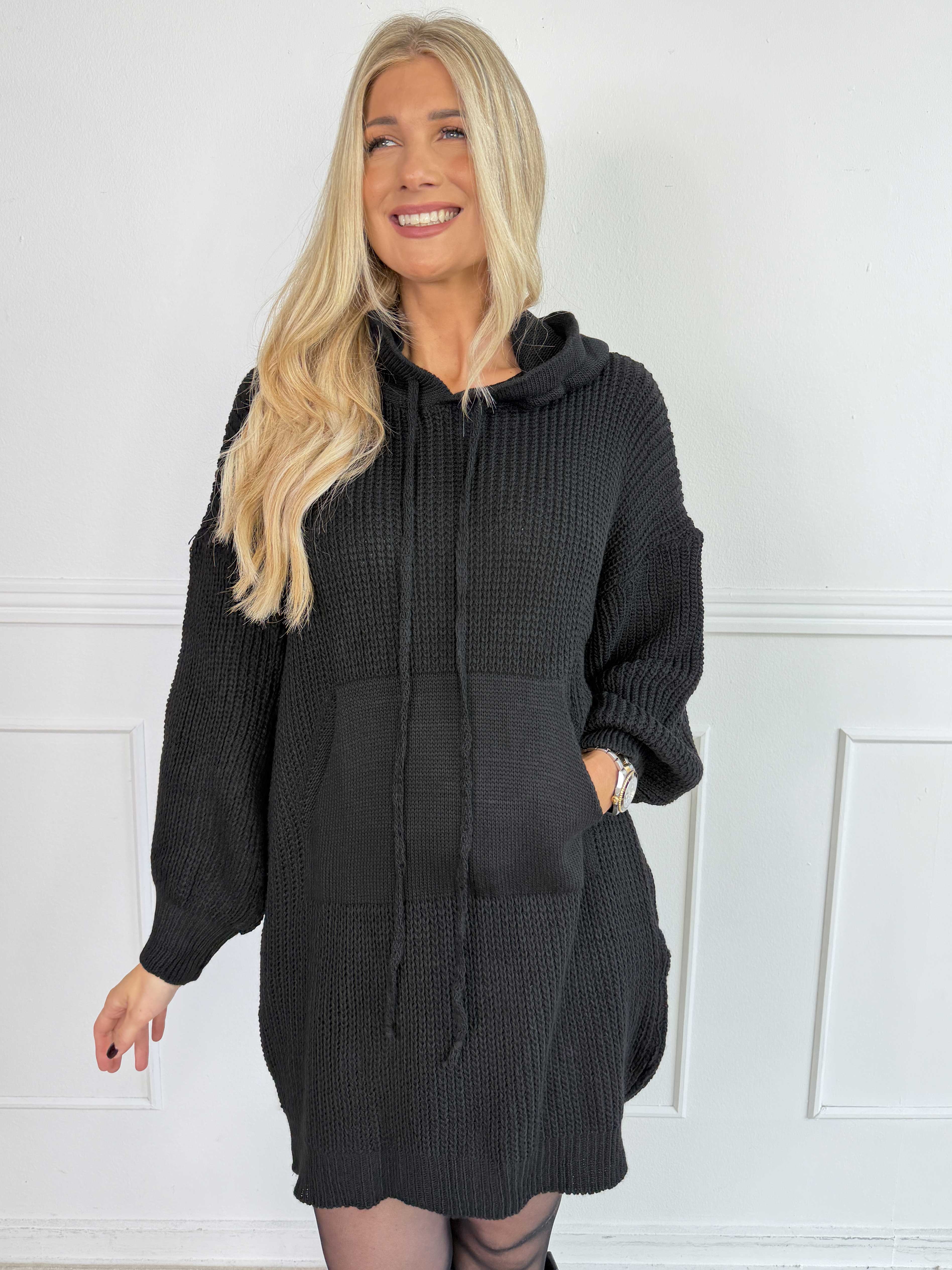 Carolin – Plus size stickad klänning med huva och stor framficka